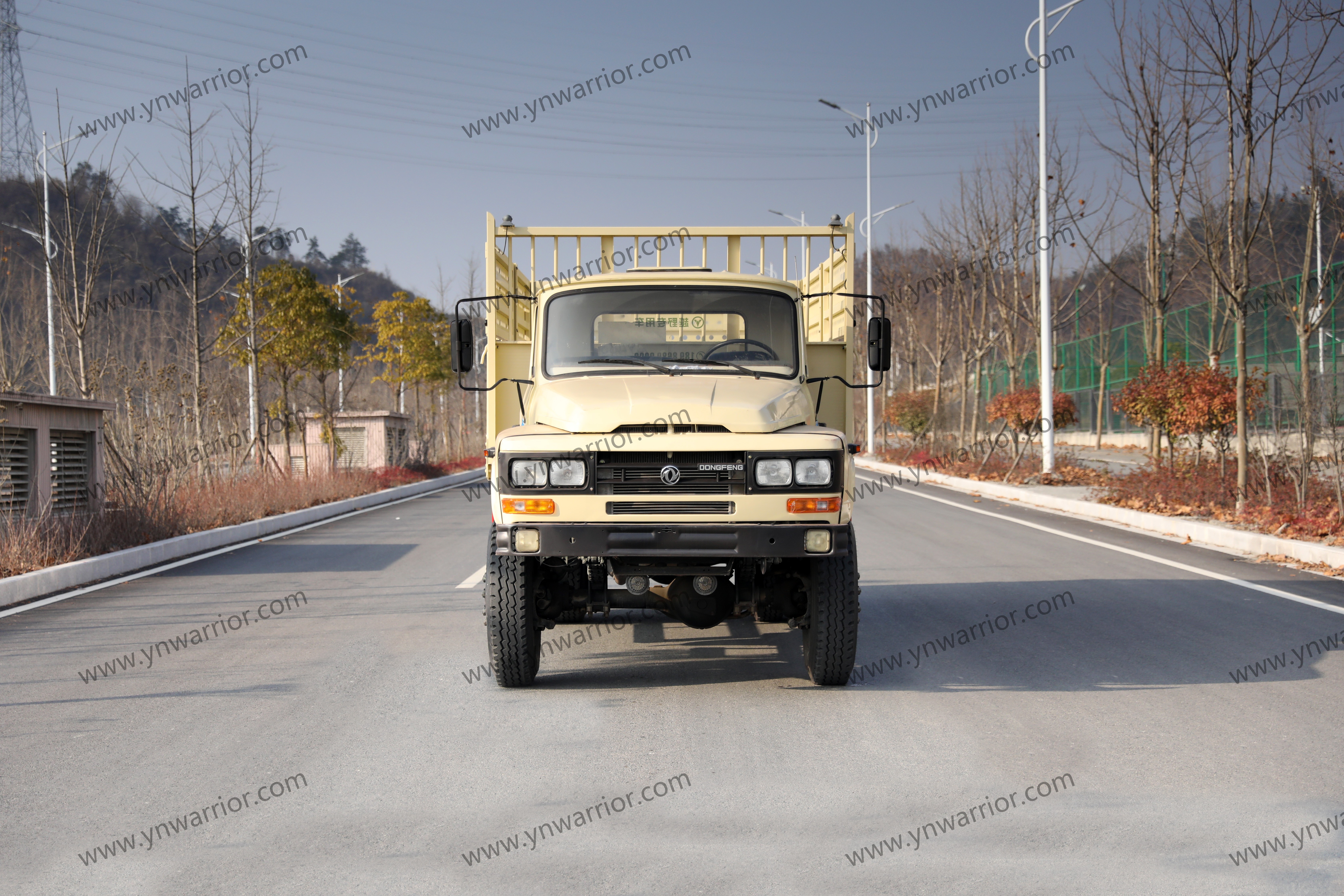 Dongfeng 4x4 လမ်းပြလက်ထရပ်ကားရှည် - လမ်းပေါ်ထရပ်ကား 