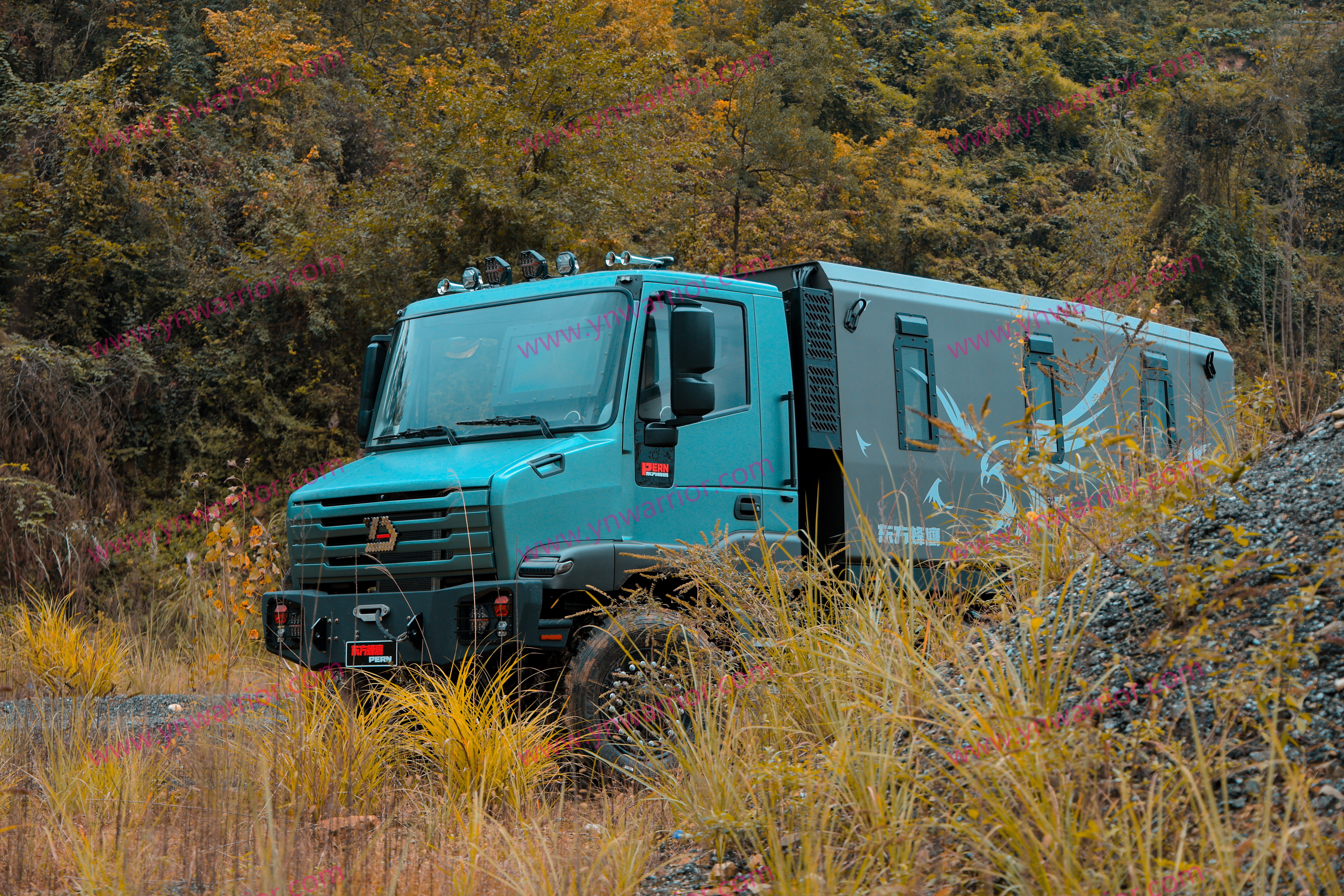 စစ်ဘက်ဆိုင်ရာစစ်ရေးယာဉ်တန်းထရပ်ကားလက်ကိုင်လက်ဆောင်ထရပ်ကား လက်ကိုင်လက်ဆောင်ကားတစ်စီး 