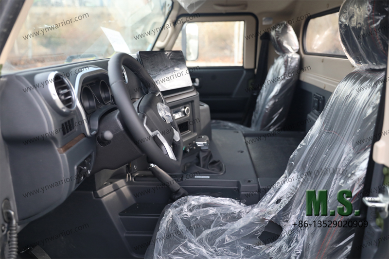 Dongfeng Mengshi 4x4 လမ်းကြမ်းကိုယ်ထည်နှင့် တက္ကစီအတွင်းပိုင်းရှိ တက္ကစီ 