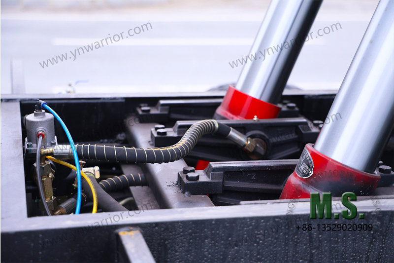 dongfeng 6x6 လမ်းကြမ်းအမှိုက်ပုံး ဟိုက်ဒရောလစ်ပန့် 