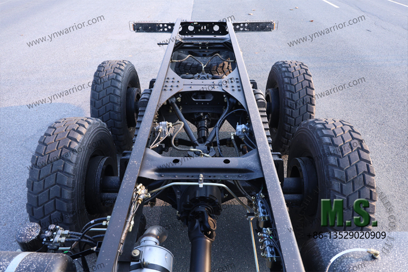 dongfeng 6x6 ရှည်လျားသောနှာခေါင်းထရပ်ကားကိုယ်ထည်နှင့် တက္ကစီကိုယ်ထည်အသေးစိတ် 