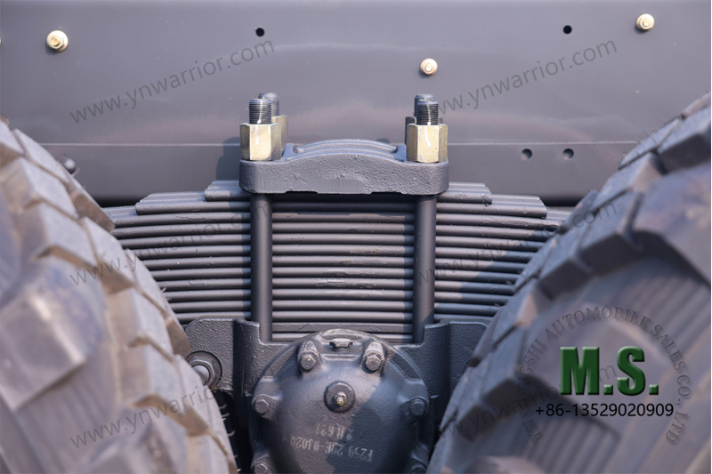 ထရပ်ကား တစ်ခုတည်းသော နောက်တာယာလေစစ် Dongfeng 11-တန် 6x6 လမ်းကြမ်းထရပ်ကား တစ်ခုတည်းသော နောက်တာယာ မြှင့်တင်ထားသော leaf spring Dongfeng 11-ton 6x6 off-road 