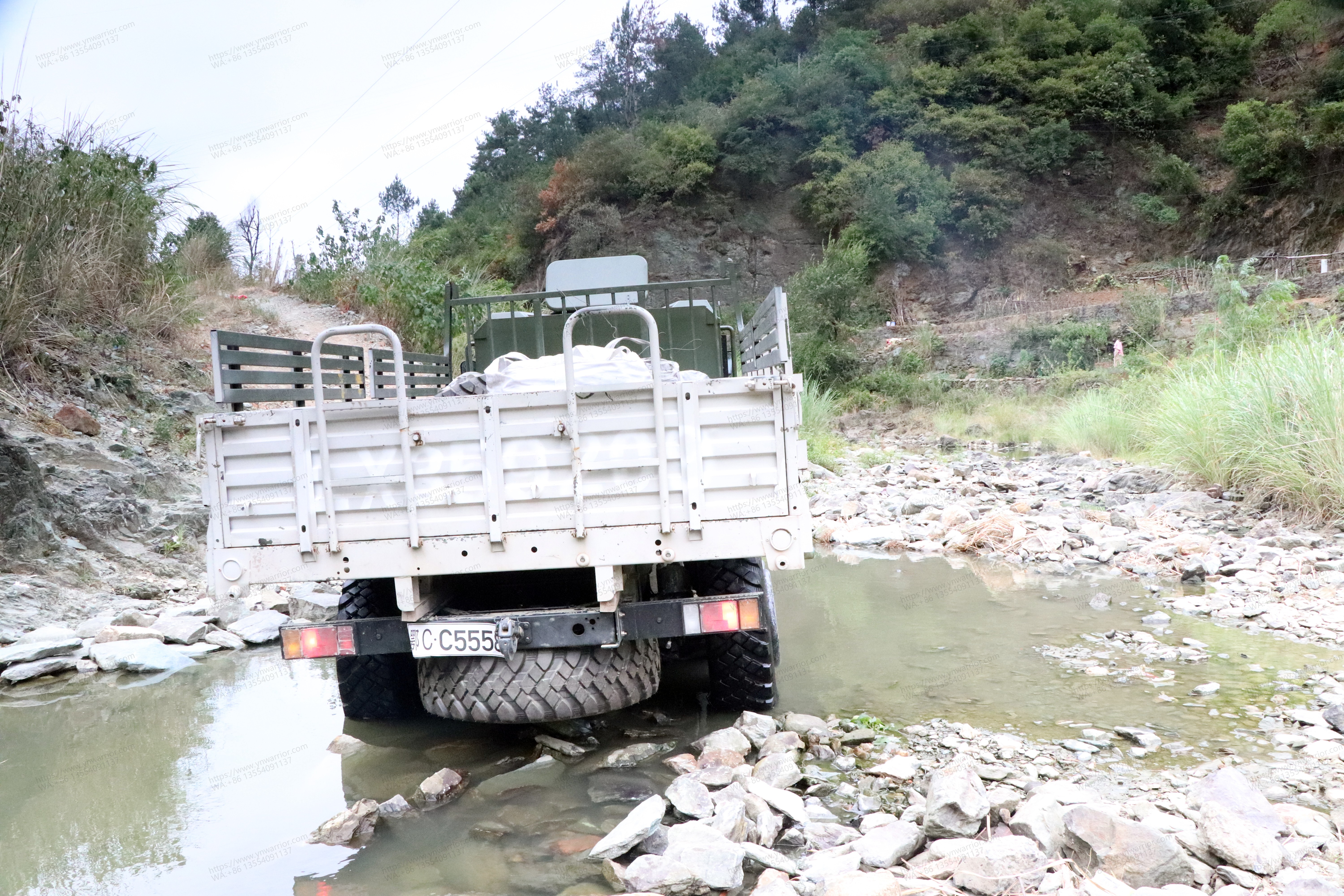 Dongfeng 6x6 လမ်းခရီးလက်နက်ချဝေါ်သောကျောက်တုံးကျောက်တုံးကျောက်တုံးနှင့် 