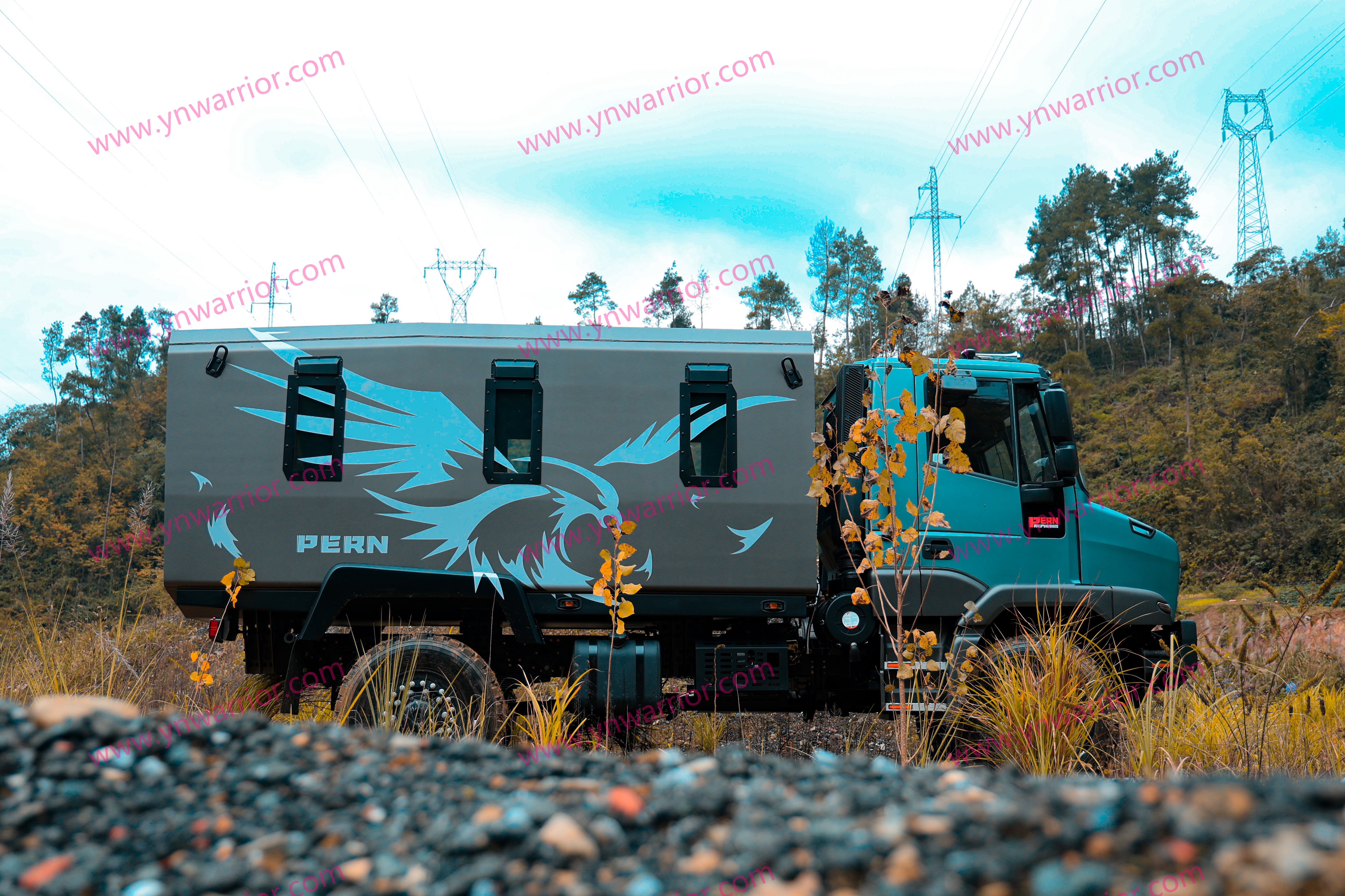 အမြင့်ဆုံးလမ်းပေါ်ရှိသံချပ်ကာလက်ကိုင်လက်ဆောင်ကားတစ်စီး 