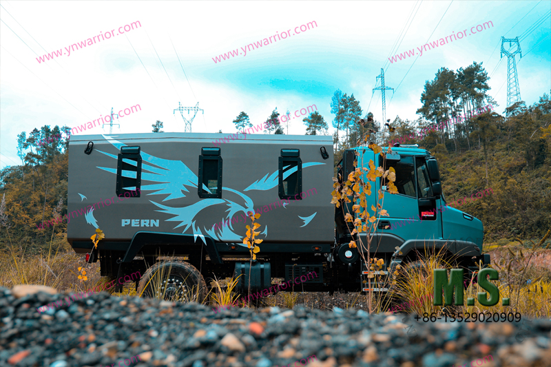 အမြင့်ဆုံးလမ်းပေါ်ရှိသံချပ်ကာလက်ကိုင်လက်ဆောင်ကားတစ်စီး 