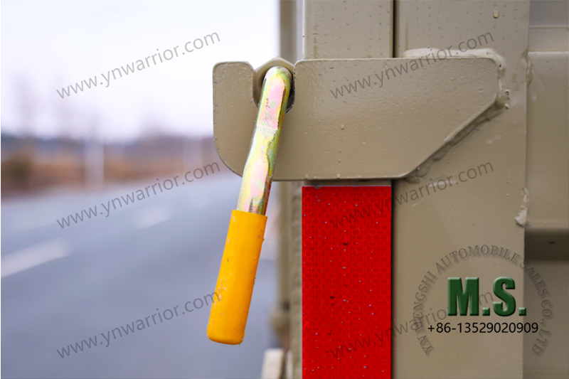 dongfeng 6x6 လမ်းကြမ်းအမှိုက်ပုံး သော့ခတ်ထားသော ကုန်သေတ္တာ 