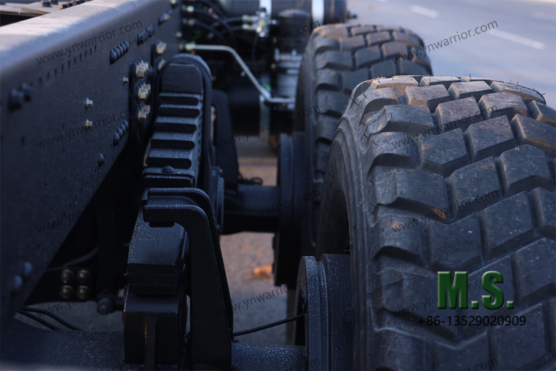dongfeng 6x6 ရှည်လျားသောနှာခေါင်းထရပ်ကားကိုယ်ထည်နှင့် ပိတောက်ပင်အကြီးစားစံအရွက်စပရိန် 