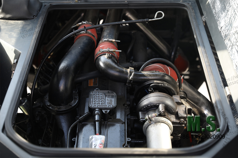 6x6 သဲကန္တာရ Cruiler Bus engine 