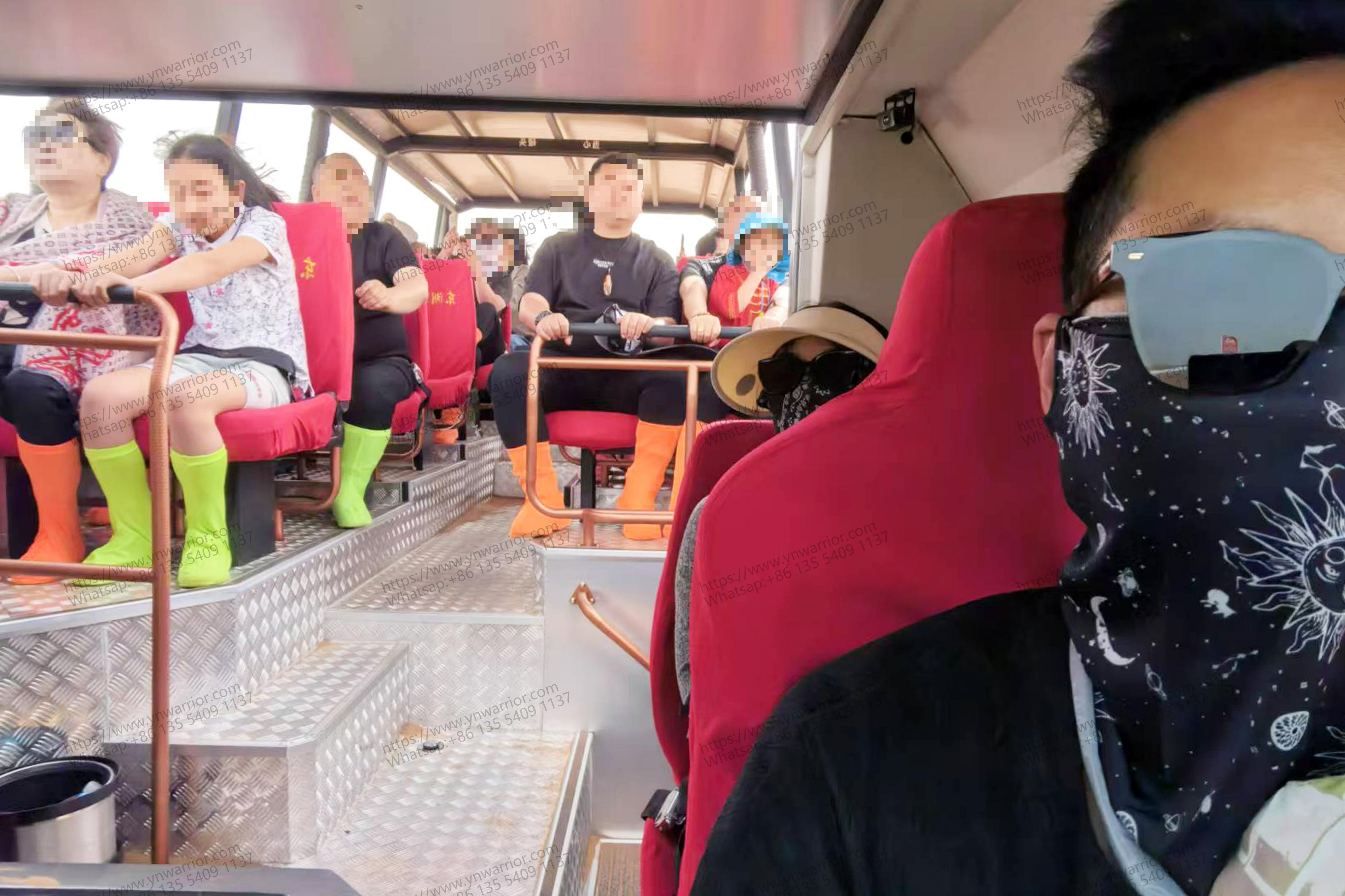 ၌ကားတစ်စီးစီးနင်းမှုရှိသည့်ခရီးသွား Deserist Cruiser Bus တွင် 