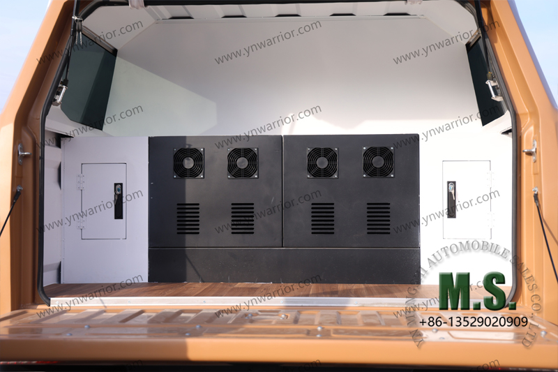 ကုန်သေတ္တာအတွင်းပိုင်း ပြင်ဆင်ထားသော တရုတ် 4x4 အဆင့်မြင့် ယူရို-6 နှစ်ထပ် ပင့်ကူနှစ်ထပ် ဆိုင်းထိန်းပစ်-တက် 