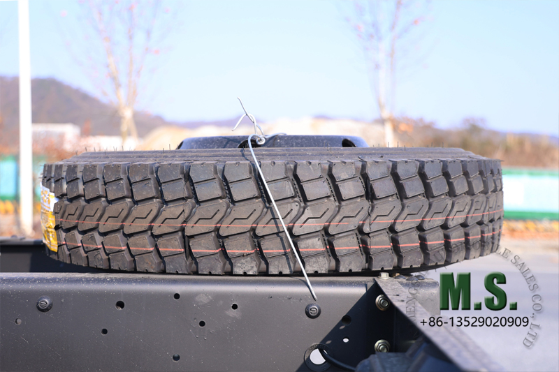 Dongfeng 6x6 လမ်းကြမ်းထရပ်ကားကိုယ်ထည်နှင့် ဖရိန်ပေါ်ရှိ တက္ကစီအပိုတာယာ Dongfeng 6x6 လမ်းကြမ်းထရပ်ကားကိုယ်ထည်နှင့် တက္ကစီပါရှိသော 