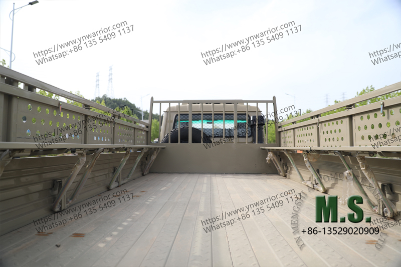 နှင့် Cargo Carper Carper Truck တို့အကြားတပ်များသယ်ယူပို့ဆောင်ရေးကုန်တင်ကားများ,
