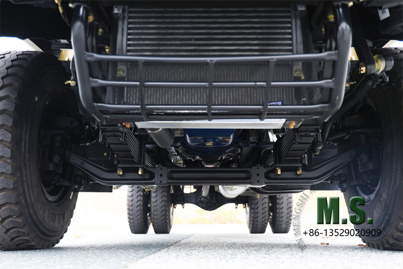 Dongfeng 4x2 18 တန် စုစုပေါင်းအလေးချိန် ကုန်တင်ထရပ်ကား စျေးနှုန်းသက်သာသော ကိုယ်ထည်အောက်ရှိ အင်ဂျင်၏သတ္တုဂရစ်အသစ် 