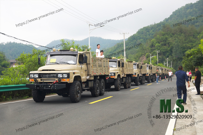 {T1]} {T1]} ကျေးရွာလမ်းပေါ်တွင်စစ်တပ်ထရပ်ကားရပ်နား 