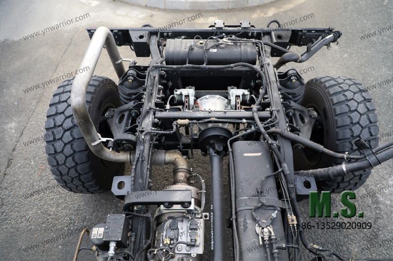 Dongfeng Mengshi 4x4 လမ်းကြမ်းကိုယ်ထည်နှင့်အတူ တက္ကစီနောက်ဘက်မြင်ကွင်း] 