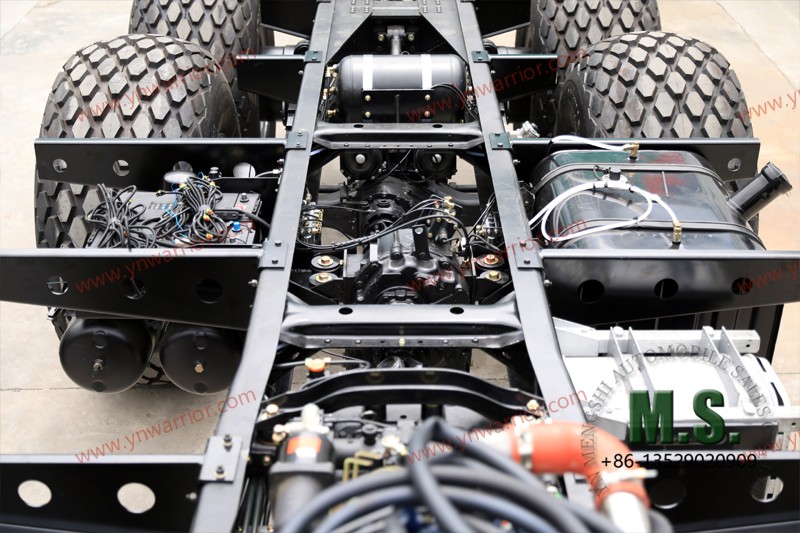 6x6 off-road ဧရာမ လှိမ့် ပတ်လမ်းအပြည့်နှင့် ဝိုင်ယာကြိုးများပါရှိသော ကိုယ်ထည်သည် 