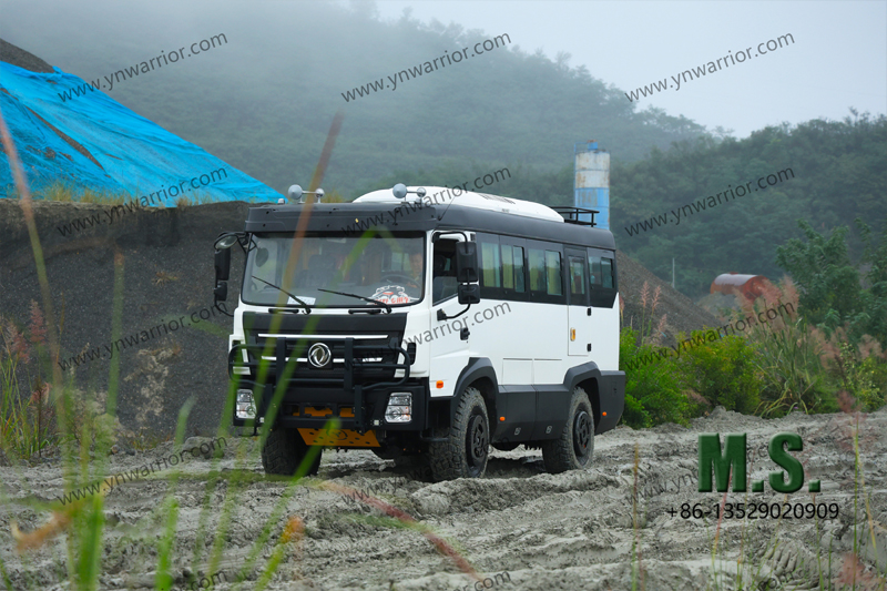 {T1]} {T1]} 4x4 သည်ရိုင်းစိုင်းသောလမ်းပေါ်ရှိဘတ်စ်ကားစီး။ Root-Rook Bus 