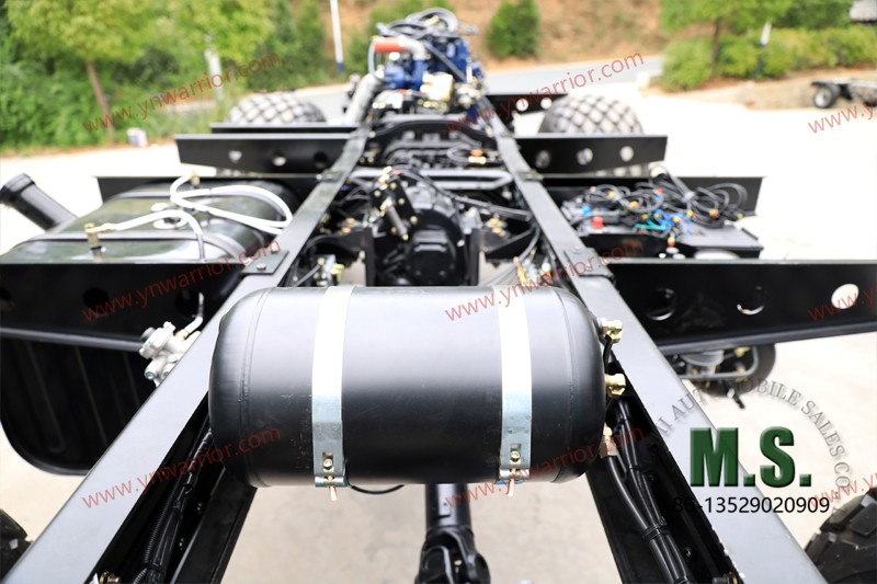 အသေးစိတ်နှင့် 6x6 off-road ကြီးမားလှသော ကိုယ်ထည်၏ 