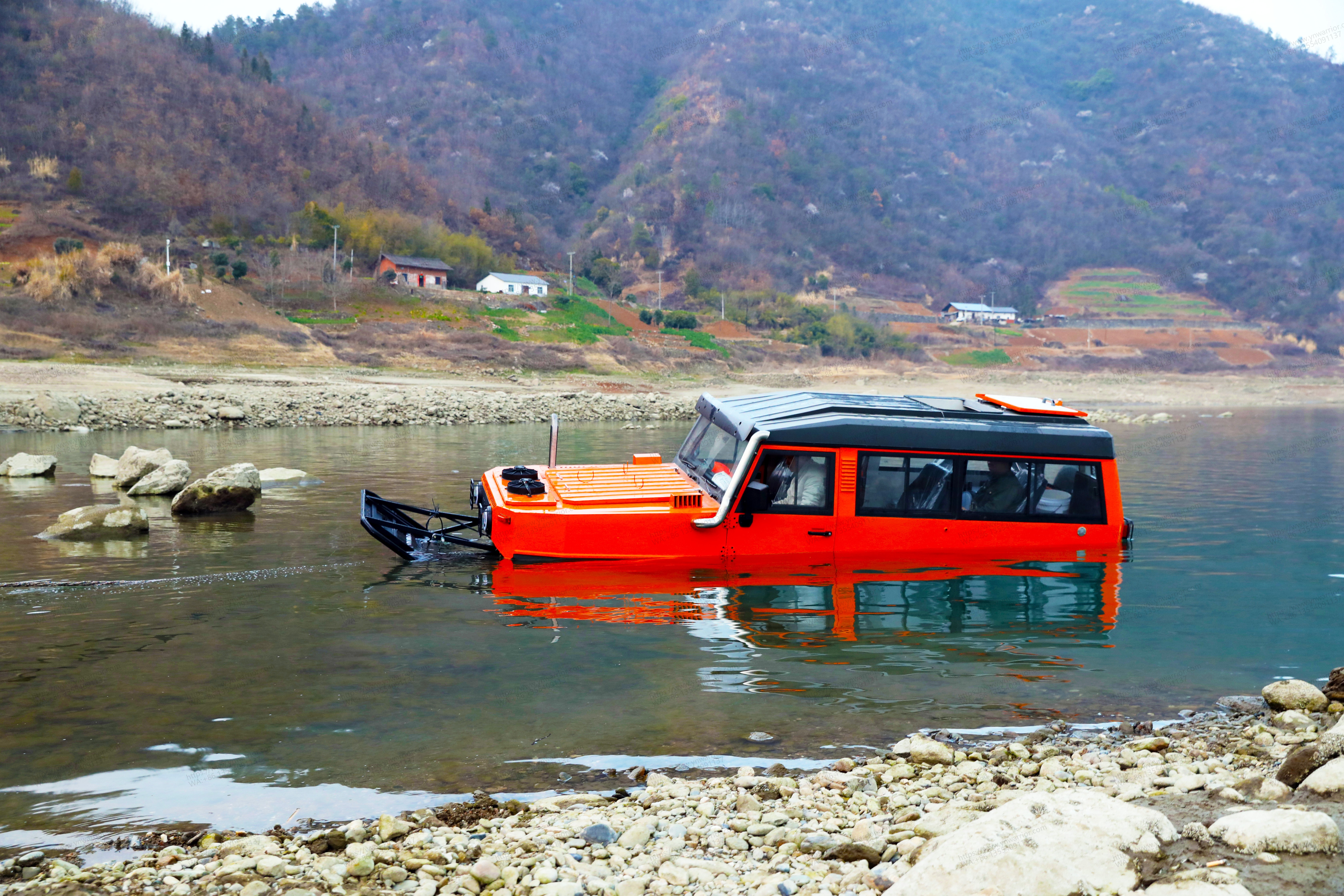 4x4 ယာဉ်များတပ်မတော်သည်ရေနက်ကင်းစင်သည့်ရေမျက်နှာပြင်အခမဲ့ဖြစ်သည် 