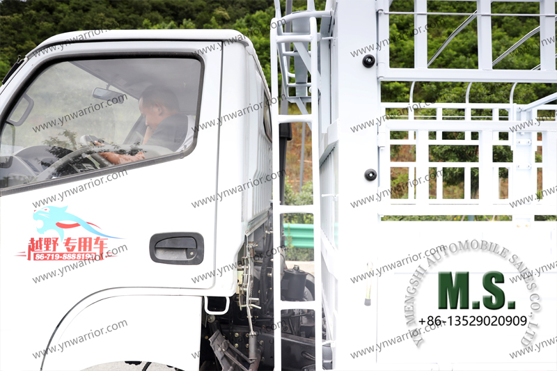 } Mini Truck ၏ထရပ်ကားခြမ်းရှိ 