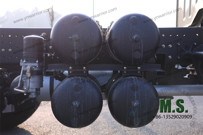 dongfeng 6x6 ရှည်လျားသောနှာခေါင်းထရပ်ကားကိုယ်ထည်နှင့် တက္ကစီလေကြောင်းဘရိတ်ဆလင်ဒါ 